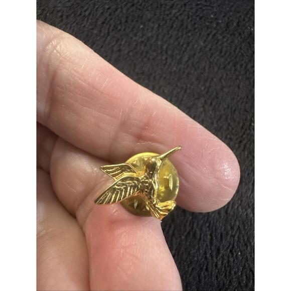Hummingbird Lapel Pin‎ - Picture 1 of 3